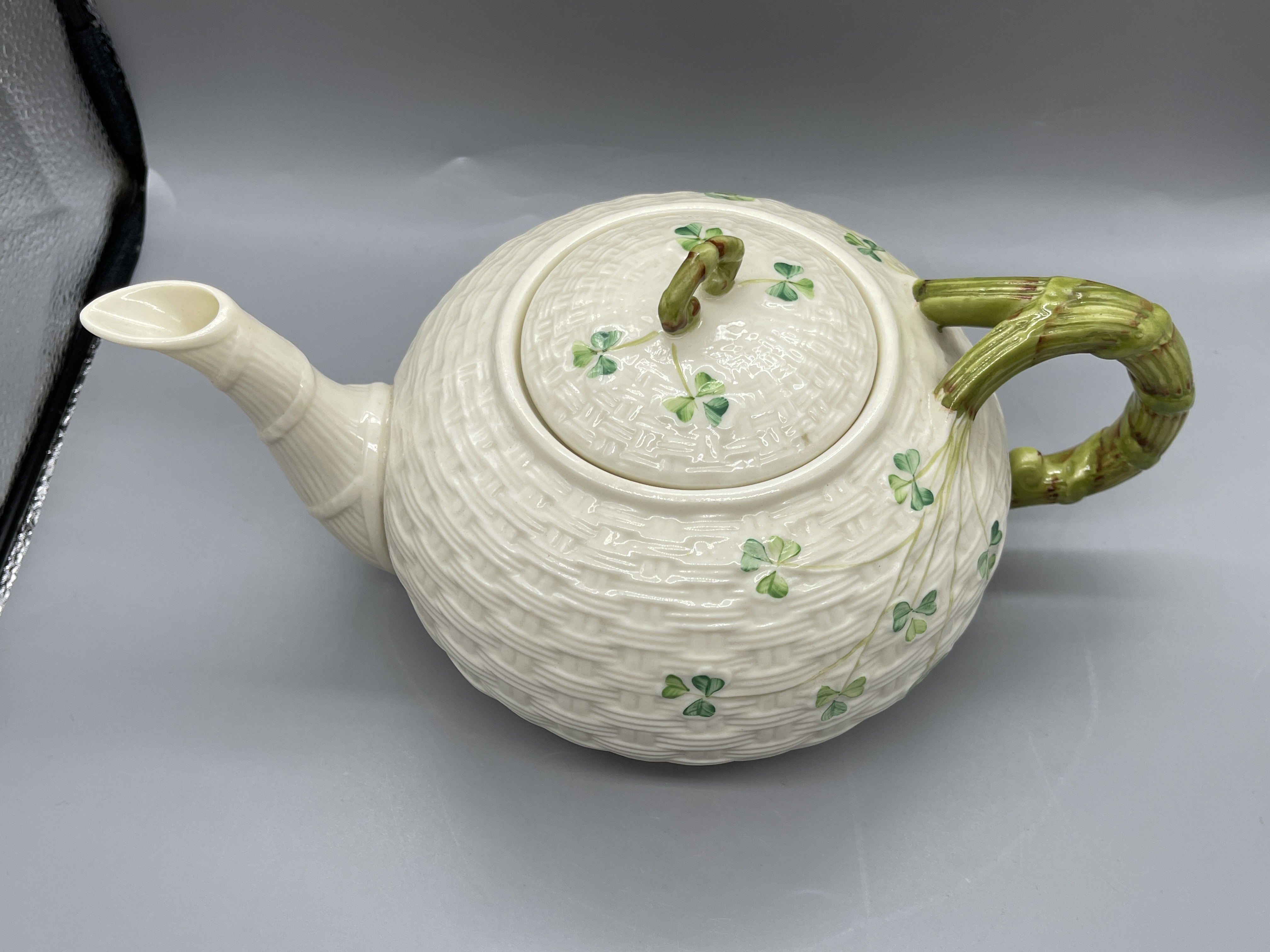 Belleek Clover Tea Pot and Vase Great condition, n - Image 8 of 18