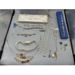 Quantity of dress jewellery to include Sterling Si