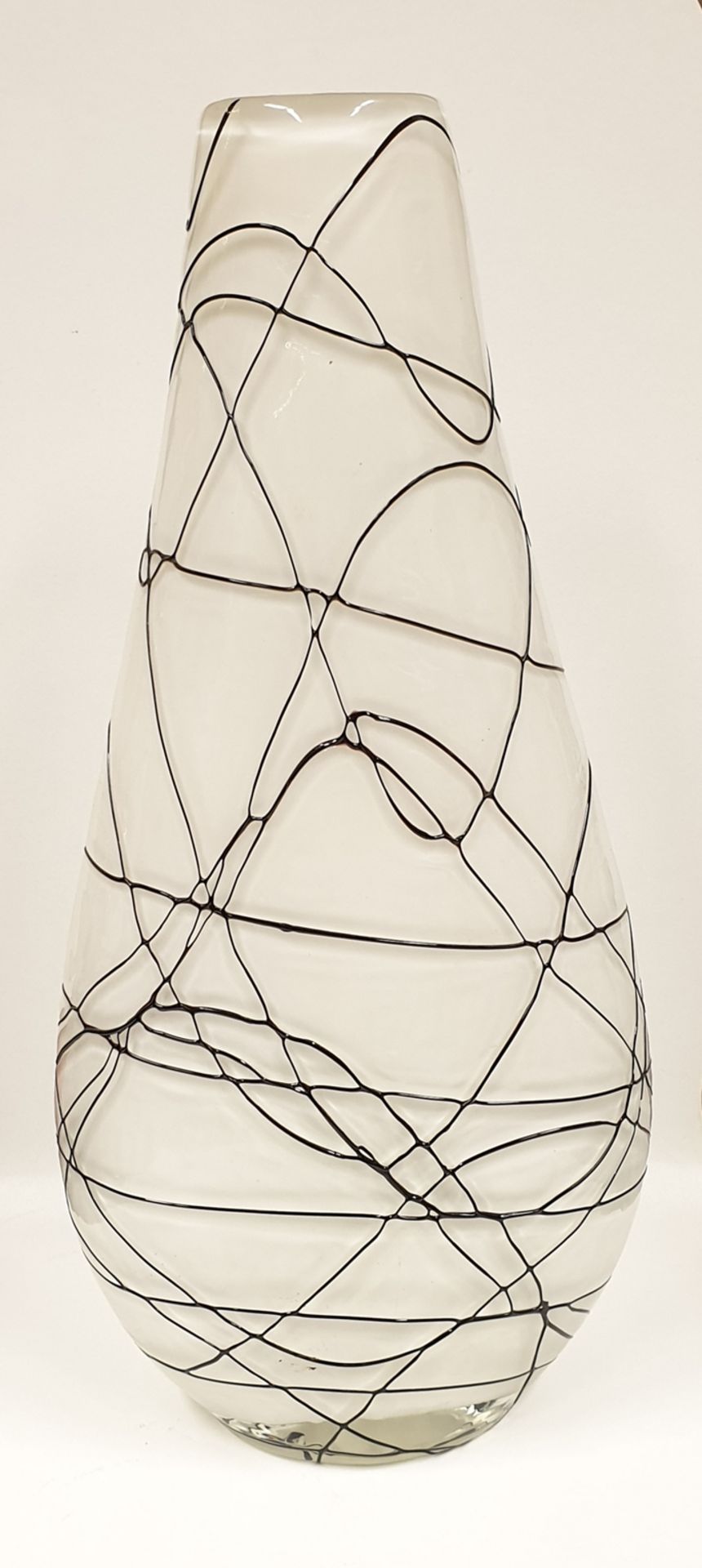 Vase in ovaler Form ,Glas weiß überzogen mit schwarzen Fäden , 20.Jahrhundert,
