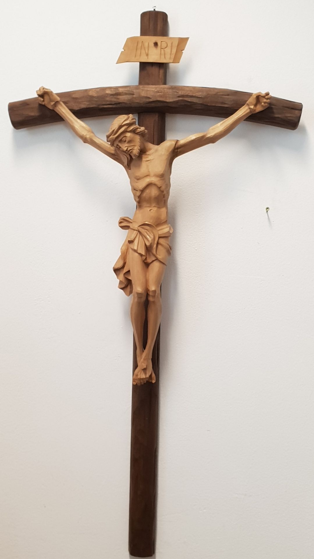 Kruzifix , Jesus Christus als Dreinageltypus dargestellt, aus Holz, vollplastis