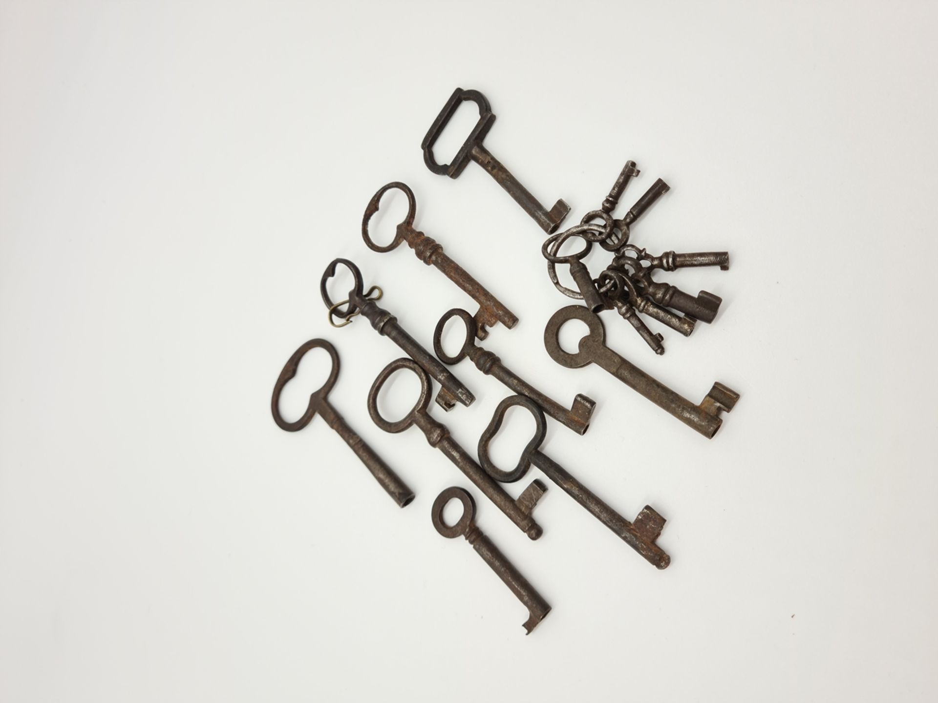 Konvolut Schlüssel, um 1900, verschiedene Größen, - Bild 2 aus 2