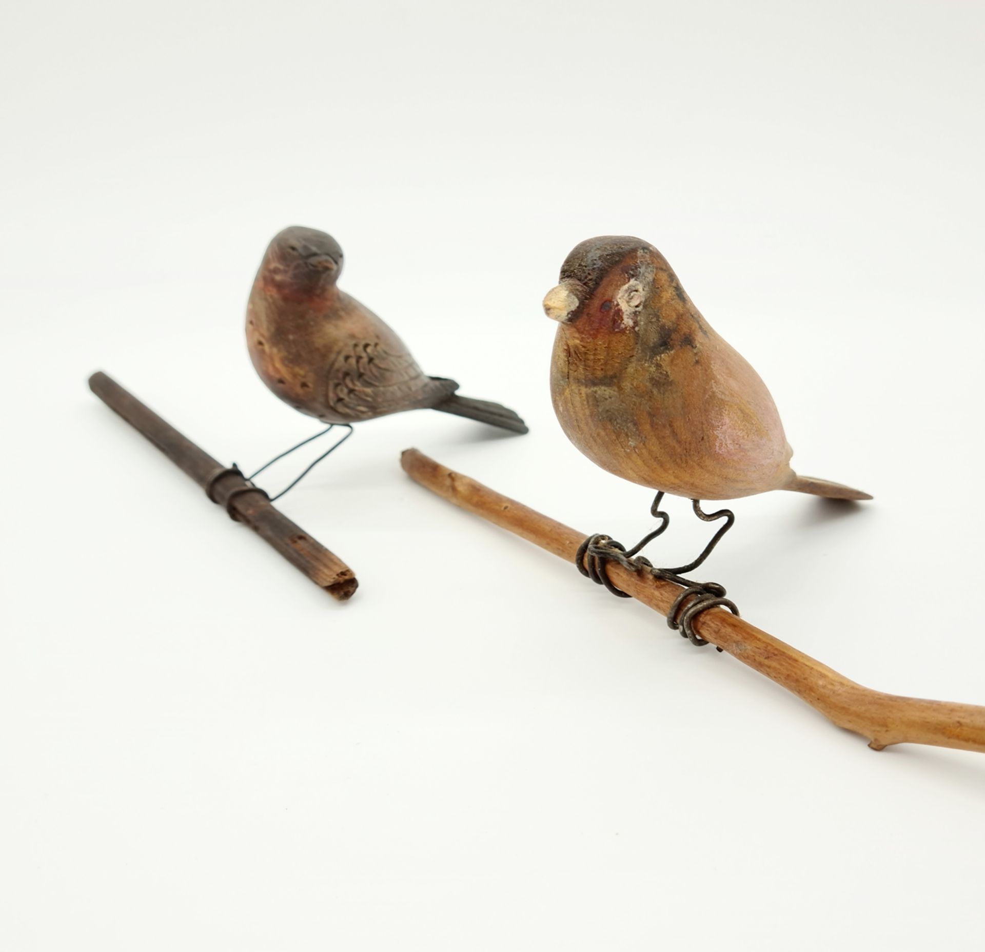 Vögel, Holz bunt bemalt, Vogellänge je: 10cm, 12 ,5 cm, Ende 19. Jhd,