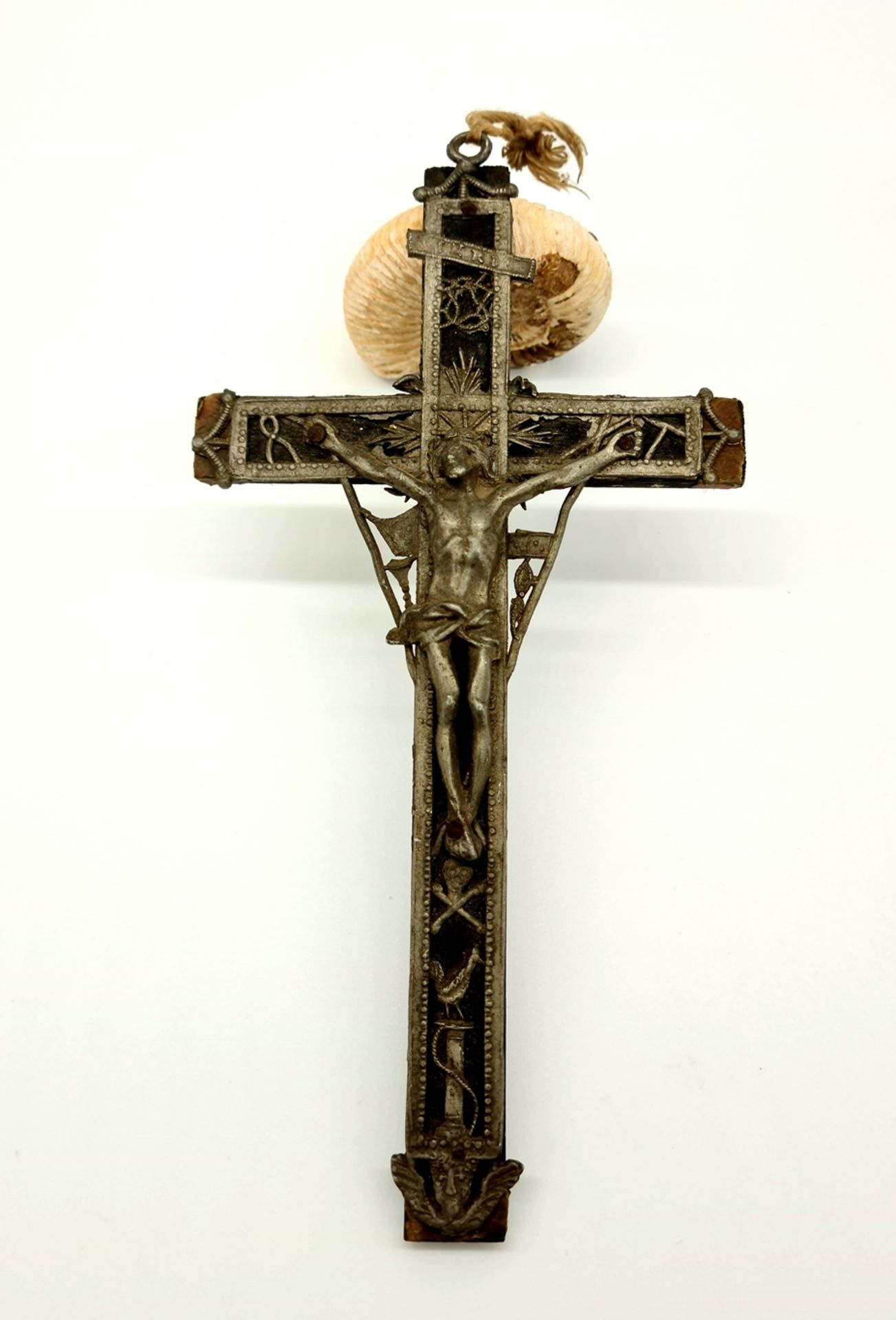 Kruzifix , Zinn auf Holz, um 1800, Größe: 19x10cm,