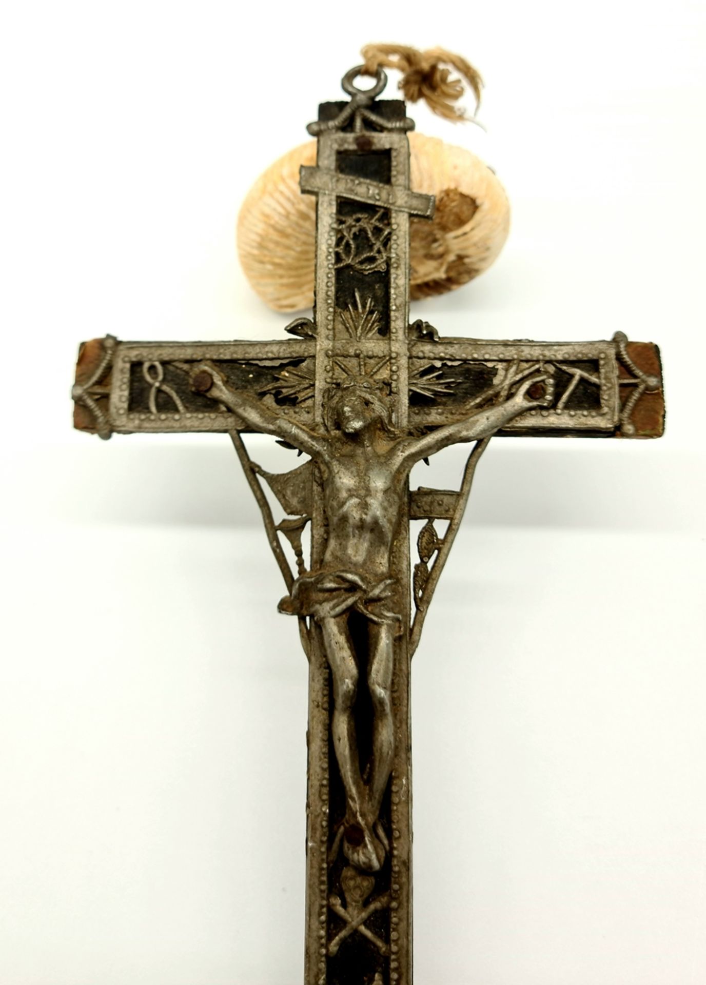 Kruzifix , Zinn auf Holz, um 1800, Größe: 19x10cm, - Image 2 of 3