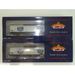 A BACHMANN 37-601Z OO Gauge limited edition twin sliding wall wagon pack in Lovatt Spring Water