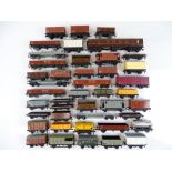 A quantity of unboxed wagons and coaches by HORNBY DUBLO - Generally G (43)