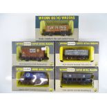 A group of mixed rarer WRENN wagons as lotted - G/VG in G boxes (5)