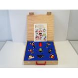 MCDONALDS - BEANO - Happy Meal Presentation Case 2000 - Complete set of 9 figures in desk design