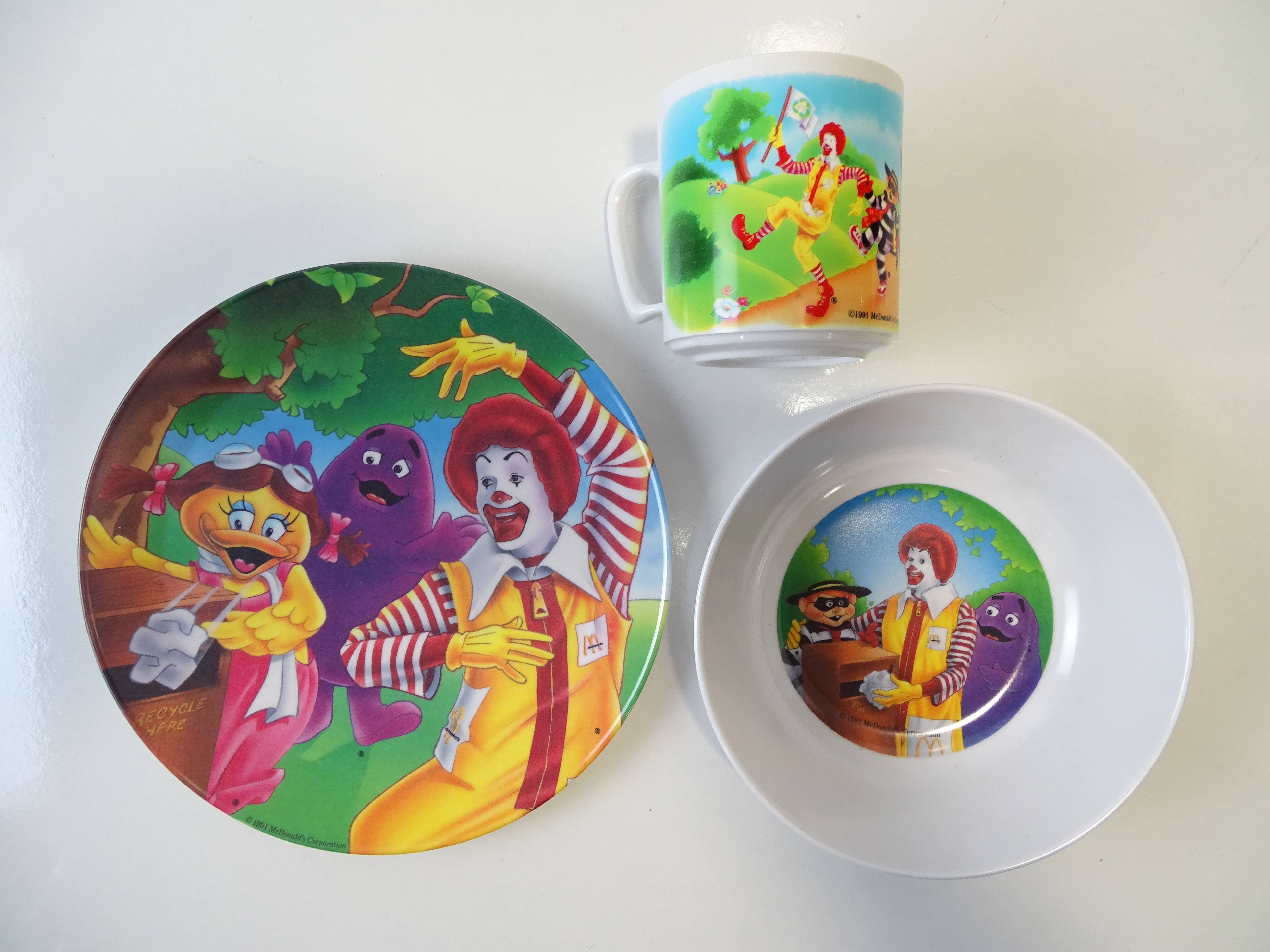 A melamine MCDONALDS children's dinner set - plate, bowl and cup (3)