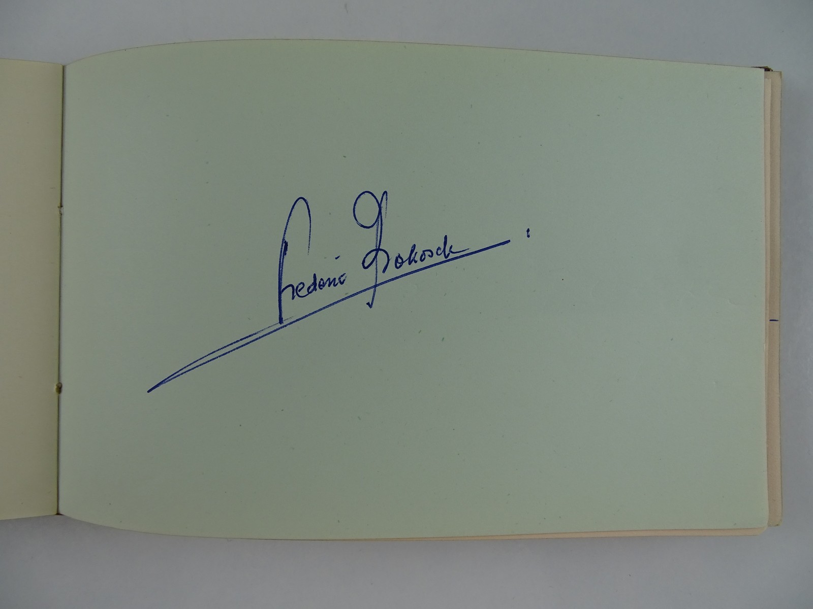 A vintage autograph book containing a NOEL COWARD autograph in addition to many other unknown - Image 8 of 8