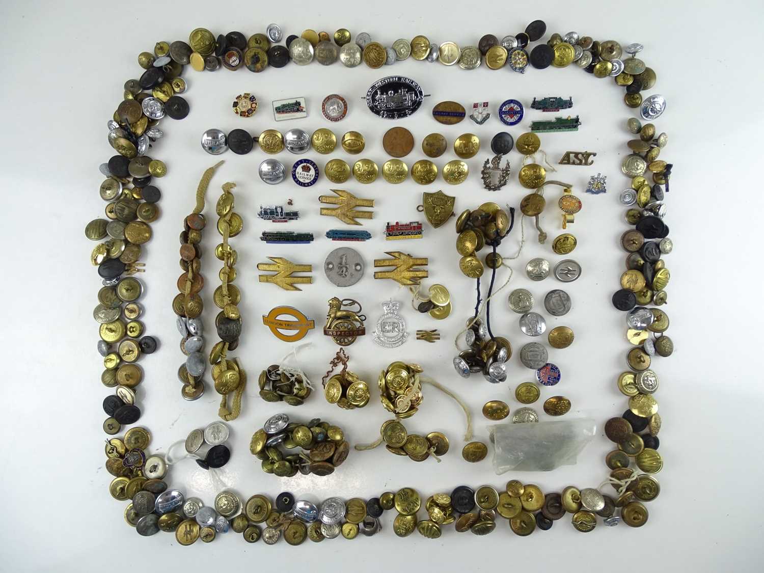 A large quantity of buttons, badges, cap badges etc to include a Great Central Railway WW1 Railway