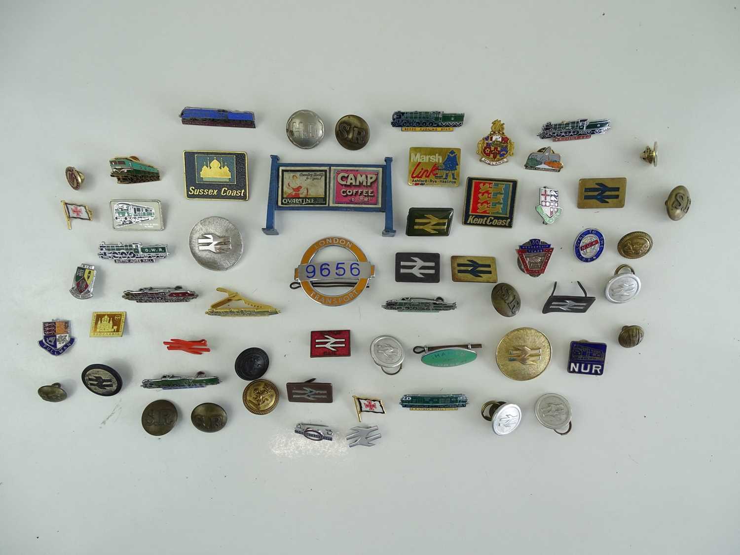 A large quantity of cap badges, buttons and other Railway items as lotted Q)