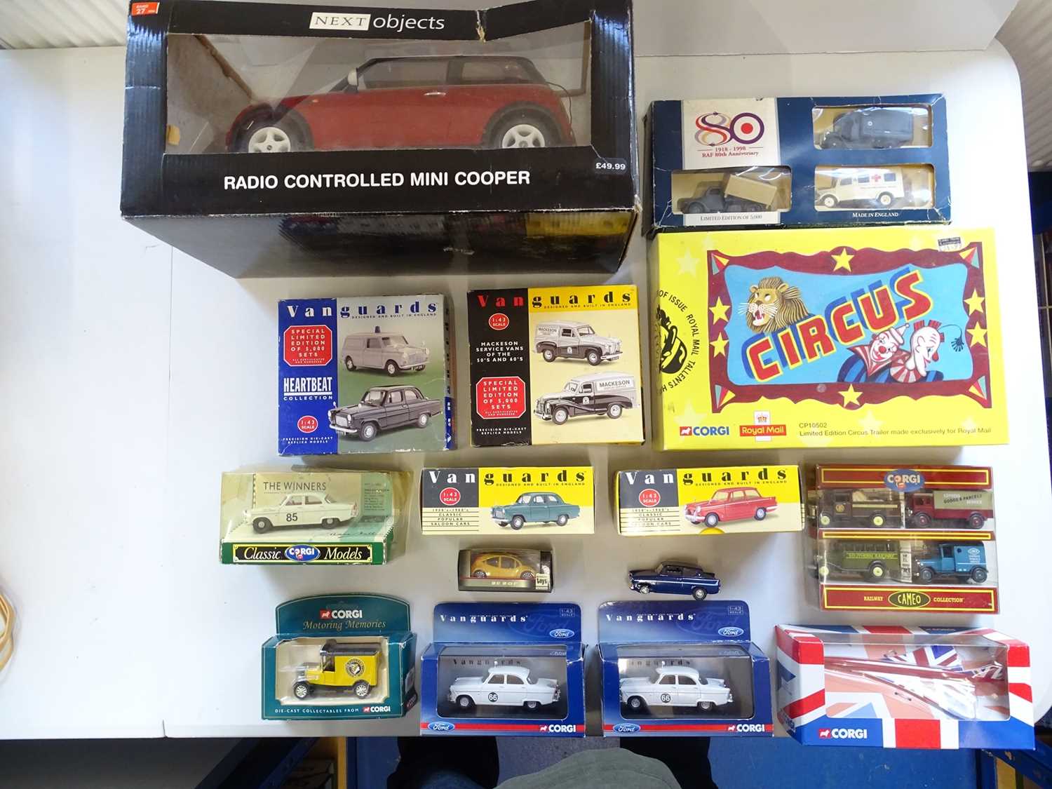 A large tray of modern diecast cars, vans and lorries by CORGI, VANGUARDS etc, together with a