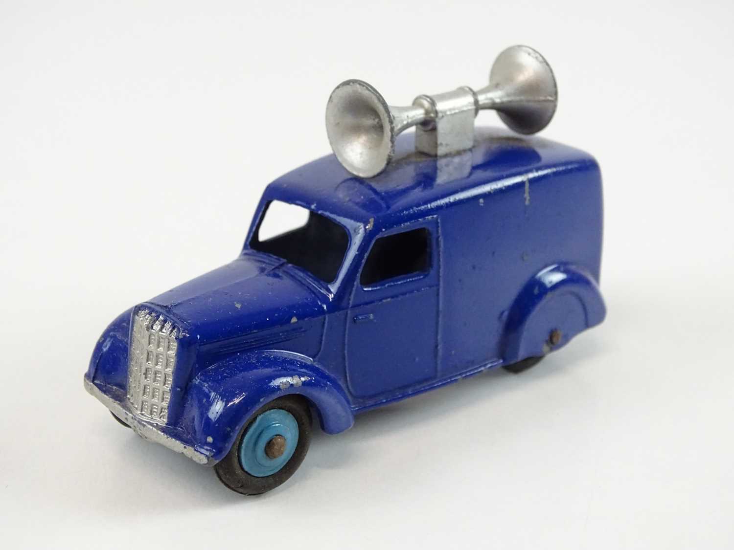 A DINKY 34C Loud Speaker Van trade box complete with 6 examples of the model, 2 in grey and 4 in - Image 8 of 13