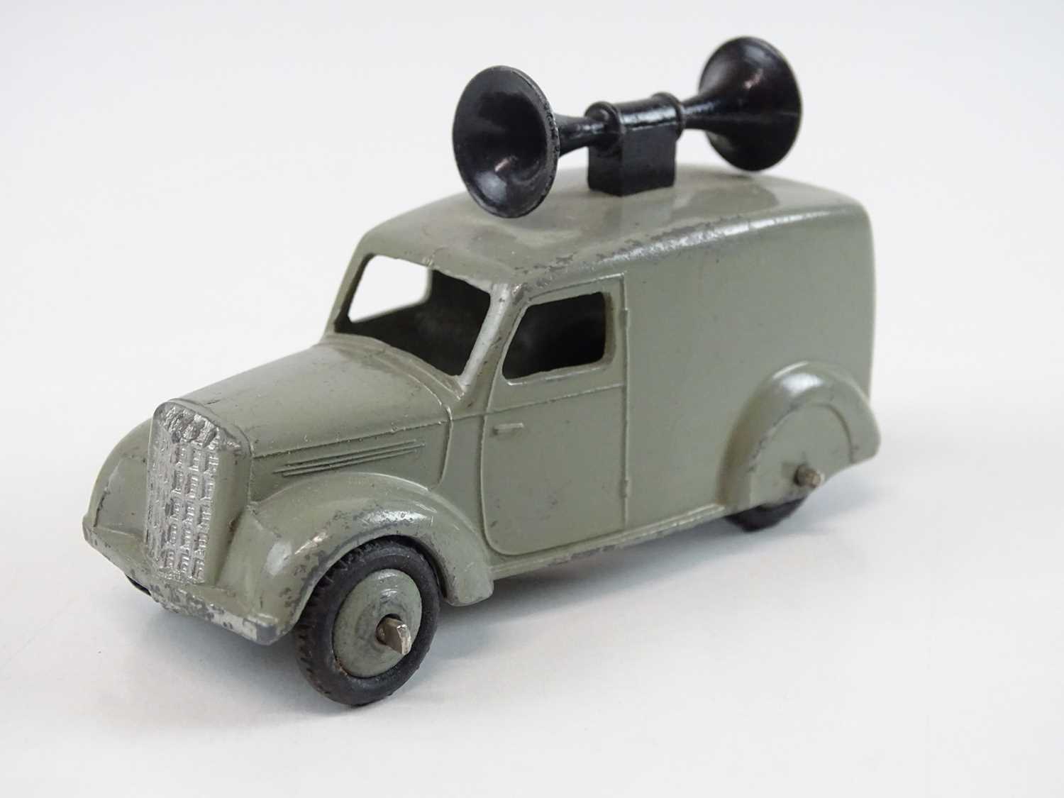 A DINKY 34C Loud Speaker Van trade box complete with 6 examples of the model, 2 in grey and 4 in - Image 10 of 13