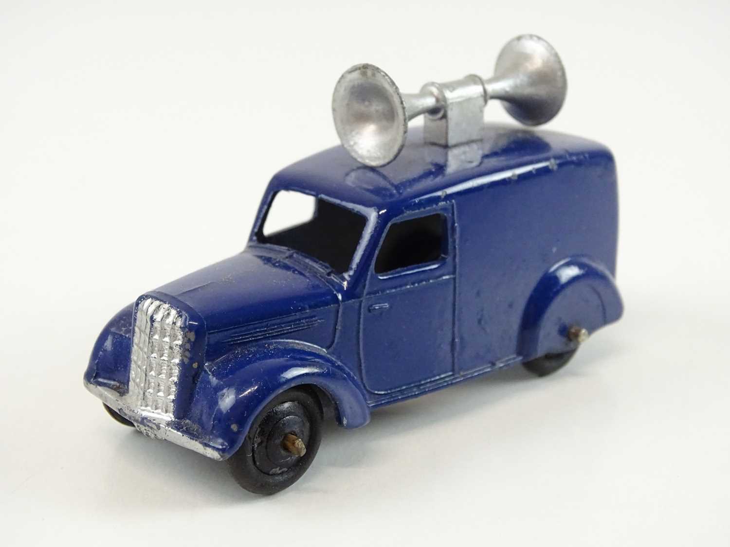 A DINKY 34C Loud Speaker Van trade box complete with 6 examples of the model, 2 in grey and 4 in - Image 9 of 13