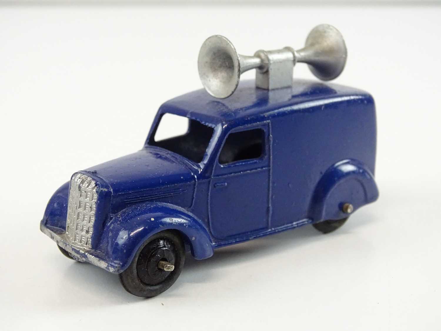 A DINKY 34C Loud Speaker Van trade box complete with 6 examples of the model, 2 in grey and 4 in - Image 13 of 13