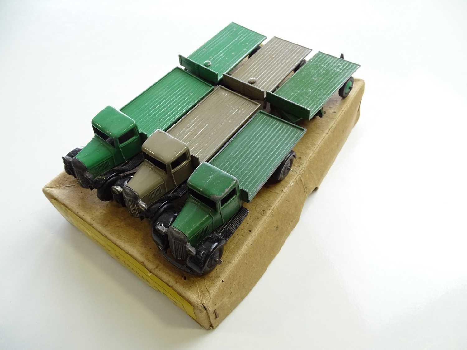 A DINKY 25T Flat Truck & Trailer trade box complete with 3 examples of the model, 2 in green, 1 in - Image 2 of 9