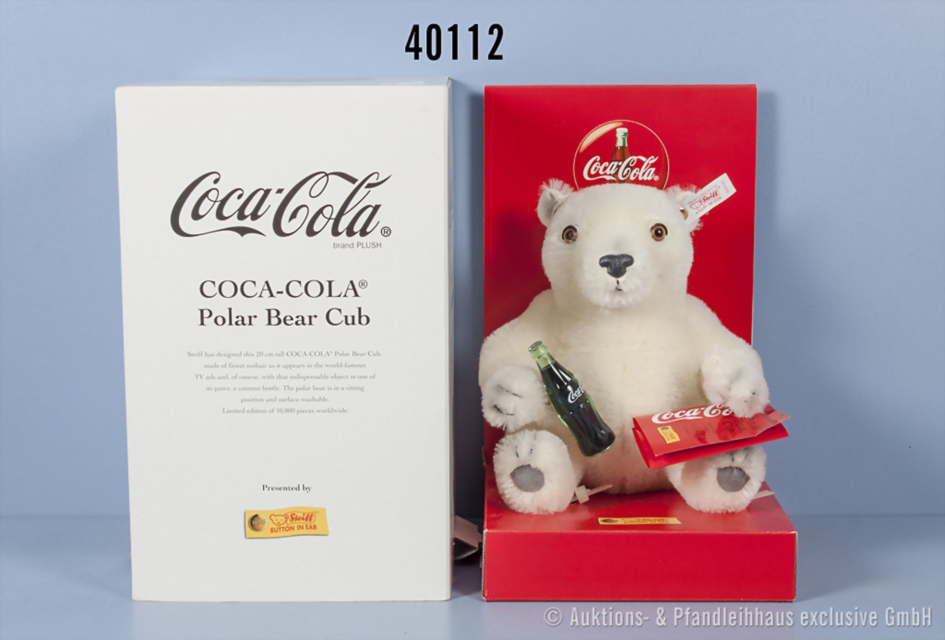 Steiff Nr. 666032 Coca-Cola Polar Bear Cub, Mohairplüsch, sitzend mit Coca-Cola Flasche, ...