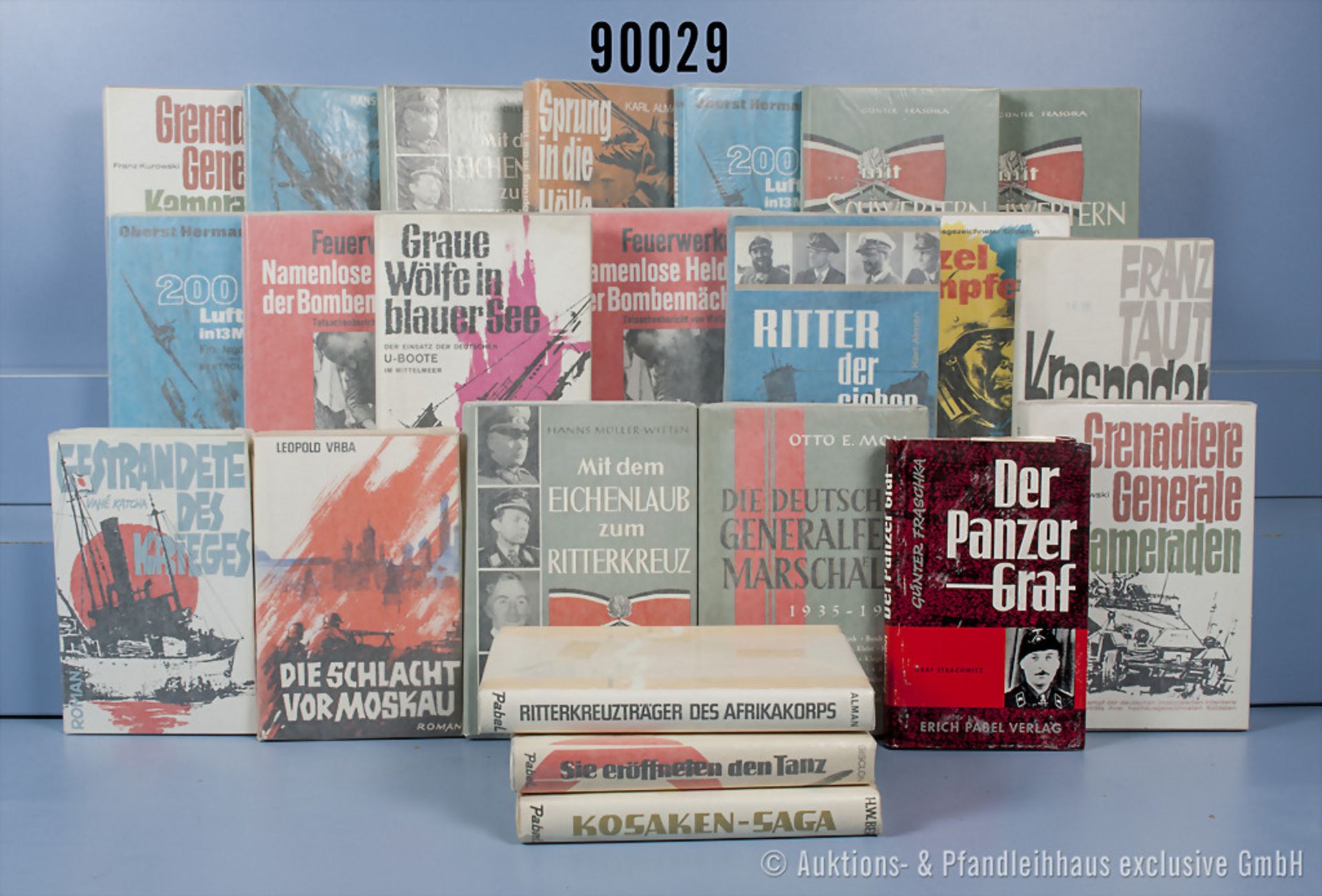 Konv. 40 überwiegend original verpackte Militärbücher über den 2. WK des Erich ...