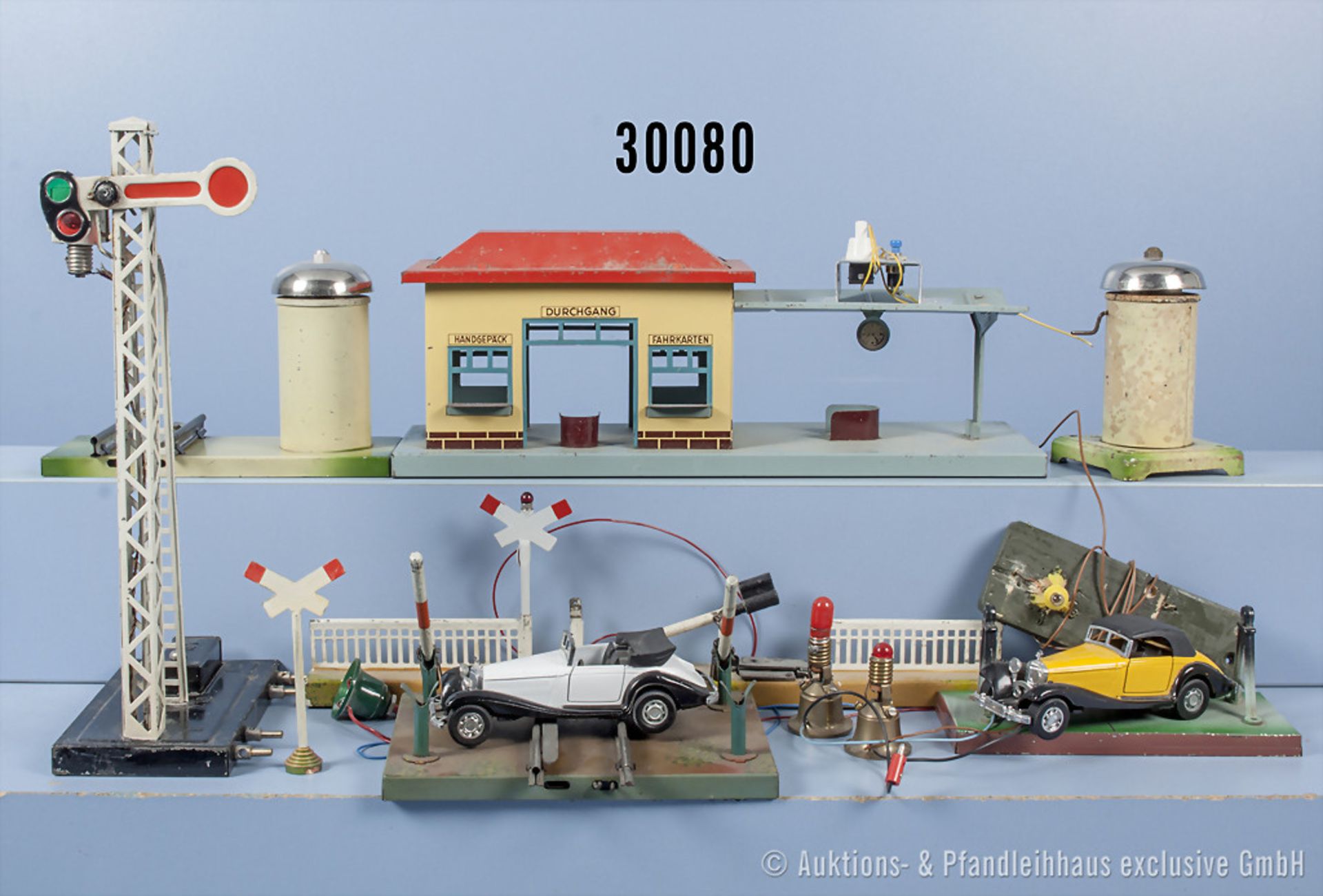 Konv. Spur 0 Zubehör, dabei Bahnhof, 1-flügeliges Gittermasthauptsignal, 2 Läutewerke, 1 ...