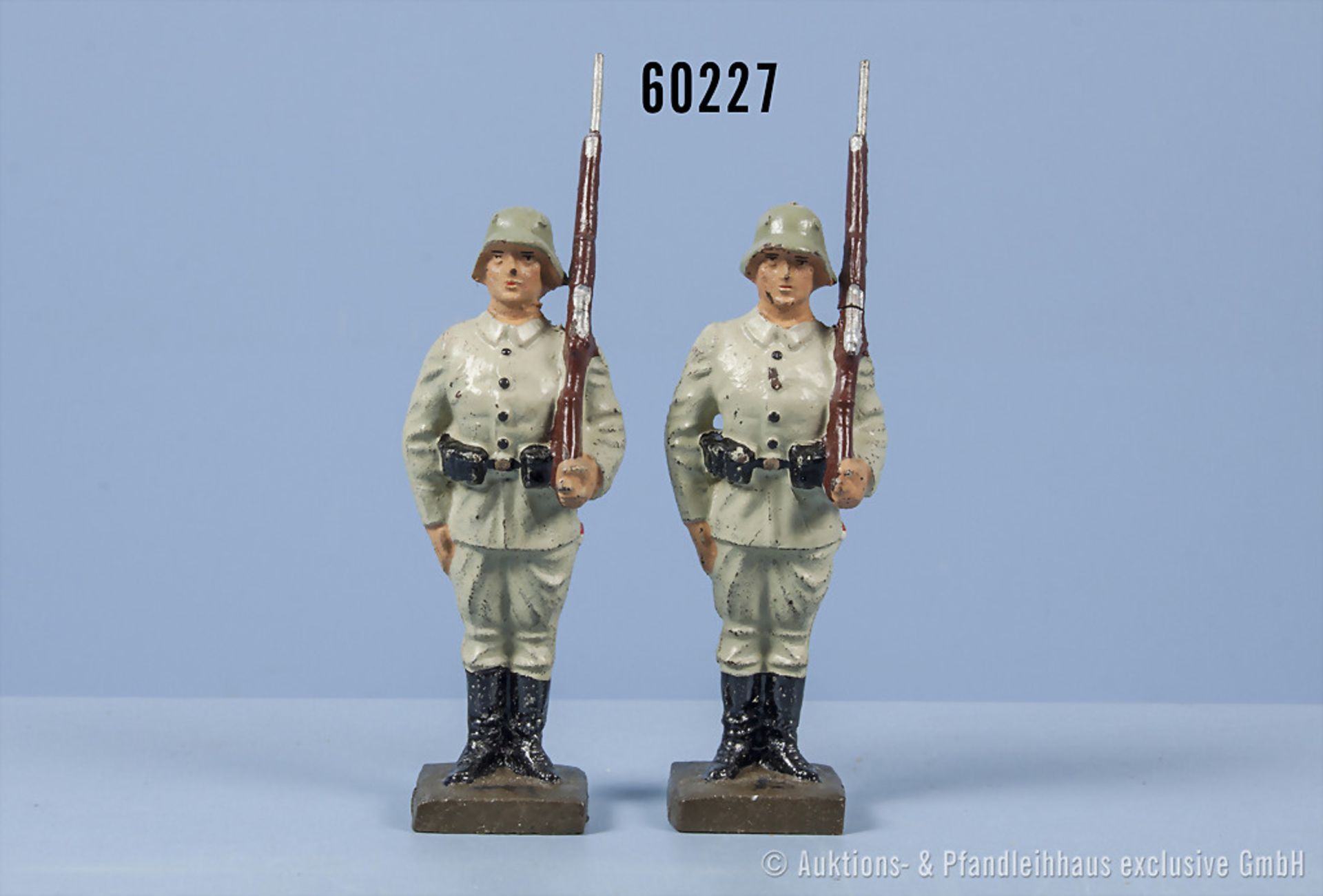 Konv. 2 Lineol Rekruten im Drillich stillgestanden, Gewehr links über, h. M., 7 cm ...