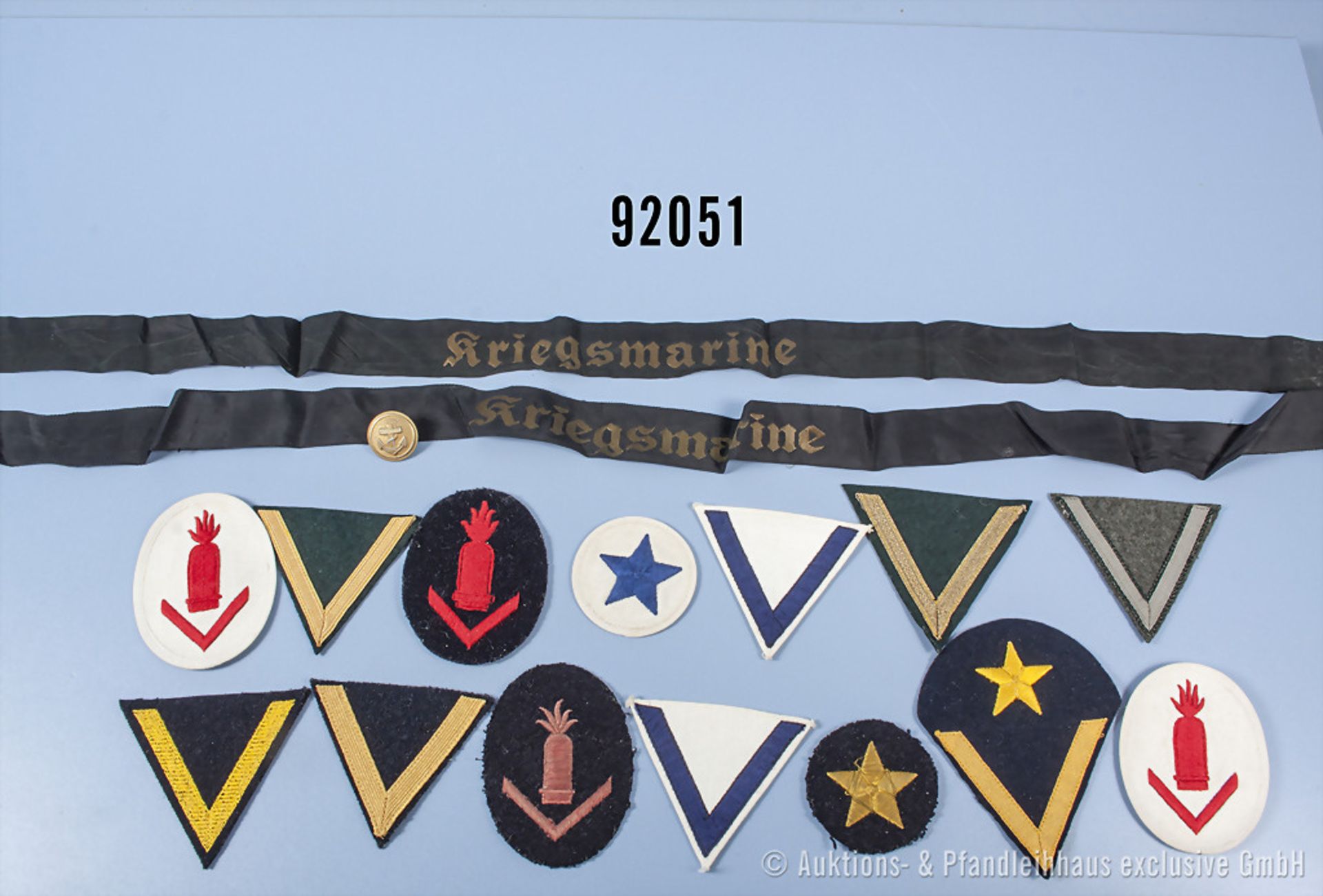 Effektennachlass eines Gefreiten der Kriegsmarine, 14 Ärmelabzeichen, 2 Mützenbänder ...