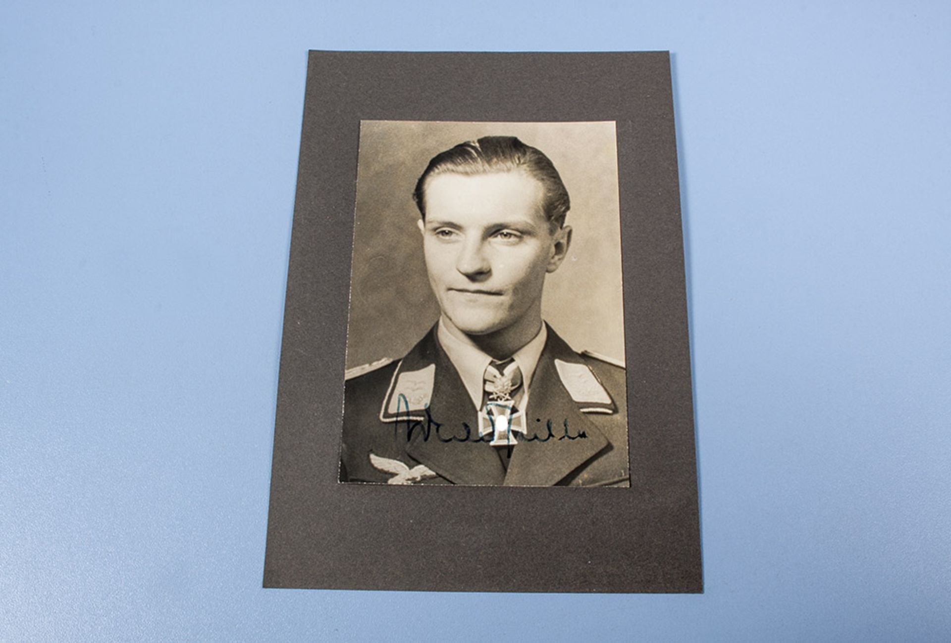 Ritterkreuzträgerfoto in Postkartengröße mit OU des Brillantenträgers Oberleutnant ...