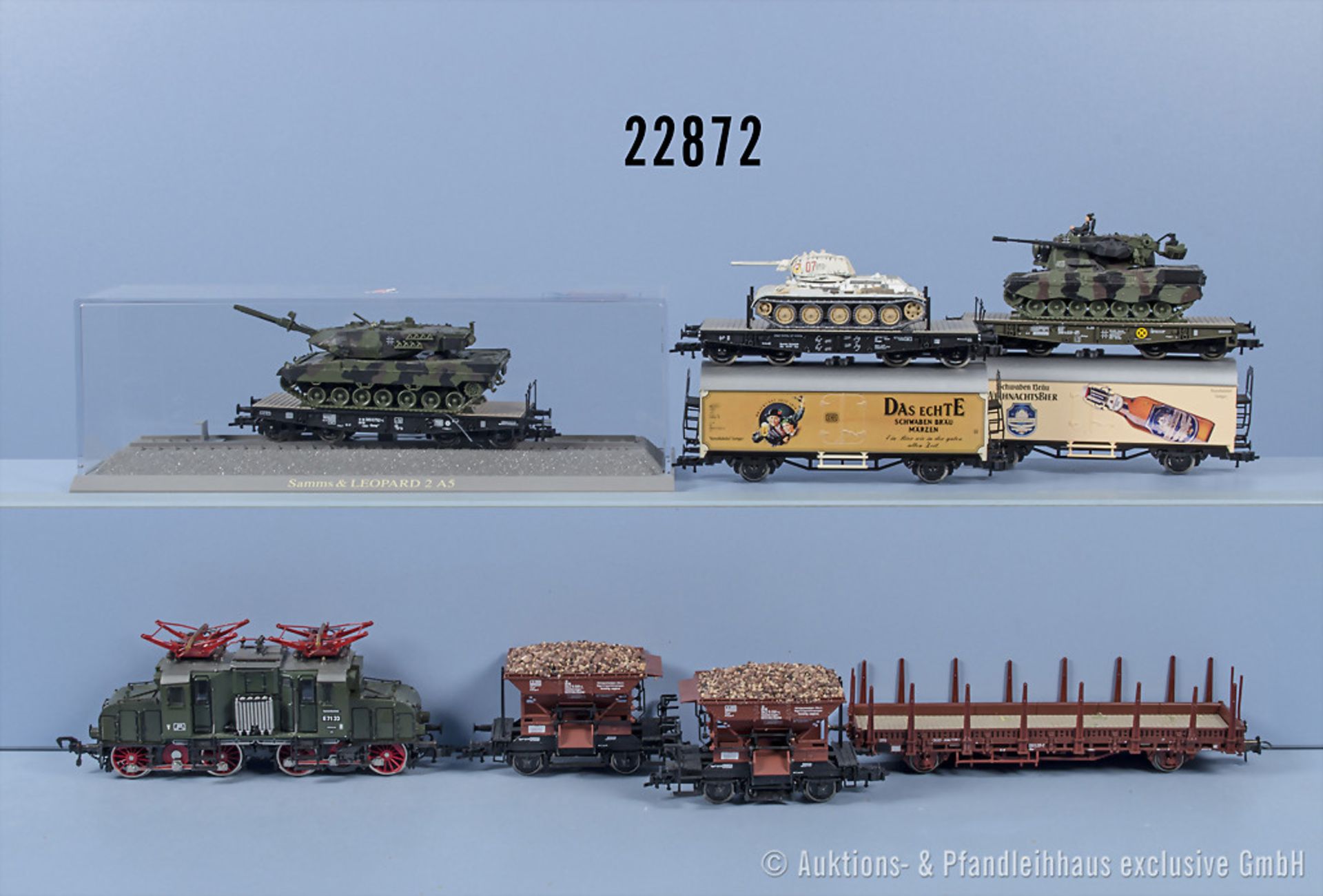 Konv. Roco H0, dabei E-Lok der DB, BN E 71 33, 3 Schwerlastwagen mit Panzern als Ladung, ...
