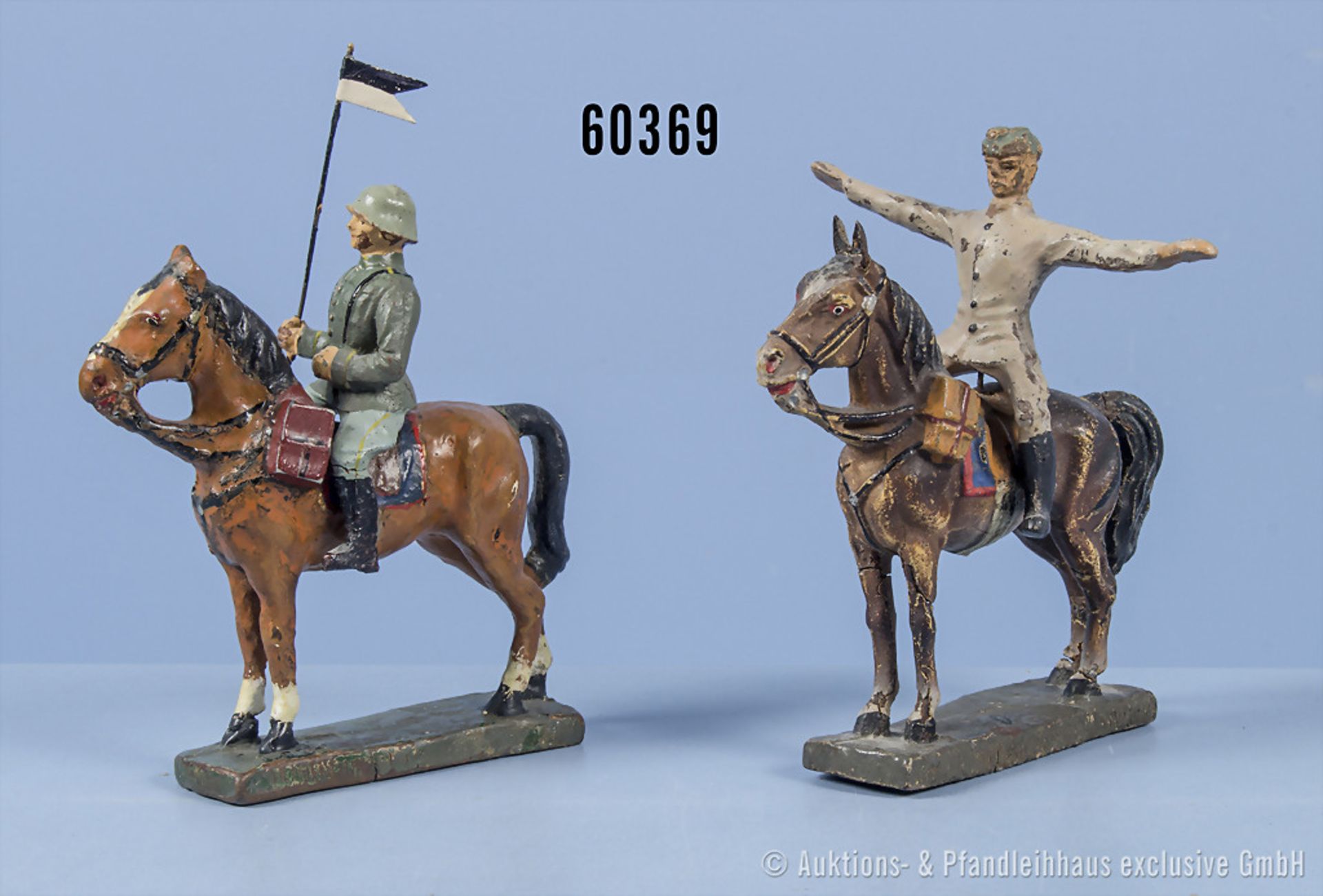 Konv. 2 Elastolin Figuren, dabei Rekrut im Drillich auf Standpferd und Reiter mit Wimpel ...