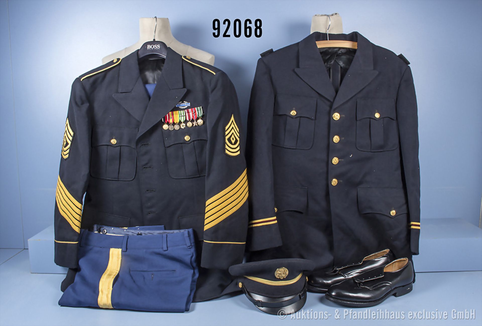 Uniformkonvolut USA, 2 US Blue Dress Uniforms, Sergeant komplett mit Jacke, Hose, ...