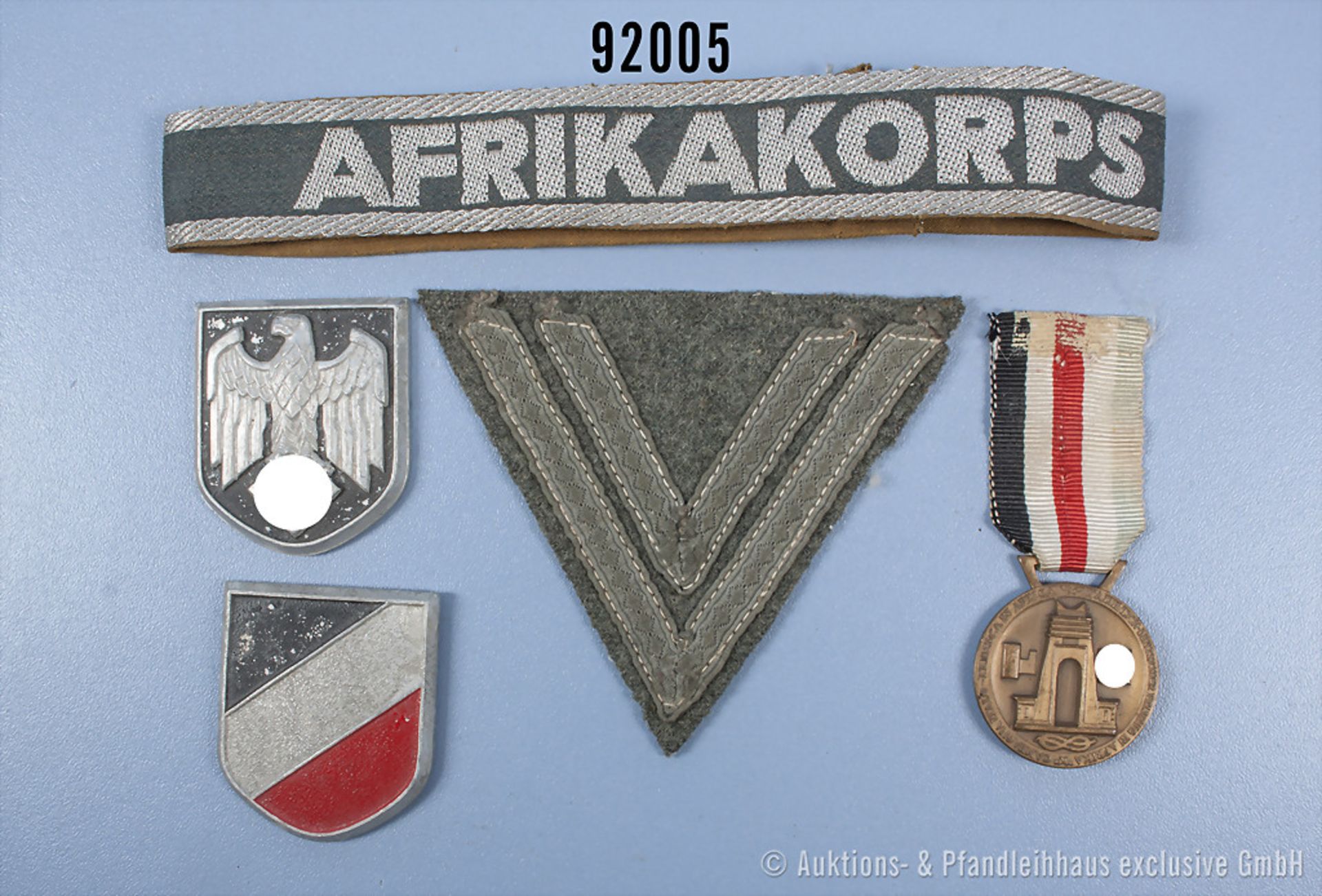 Konvolut Afrikakorps Ärmelband, L ca. 36 cm, 1 Paar Tropenhelmembleme, rückseitig ...