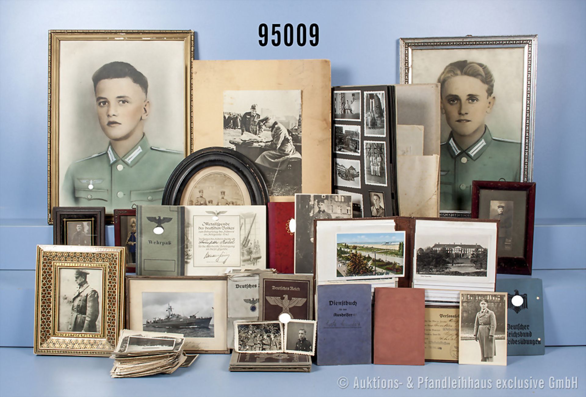 umfangreiches Konvolut Fotos und Dokumente,u.a. 2 gerahmte colorierte Soldatenporträts ...