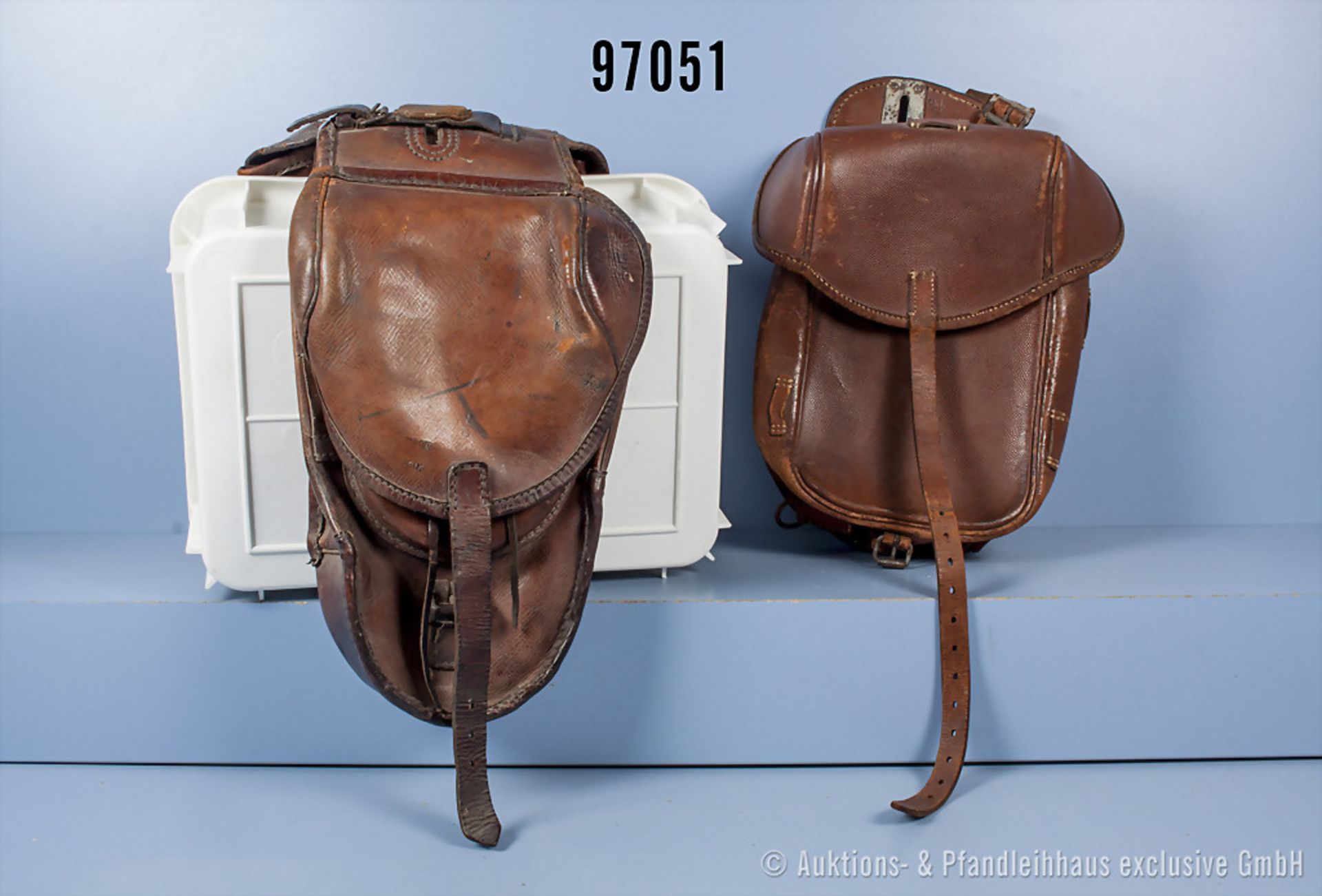 Konv. 1 Paar Satteltaschen 1. WK, Kammerstempel von 1916 sowie Satteltasche 2. WK von ...