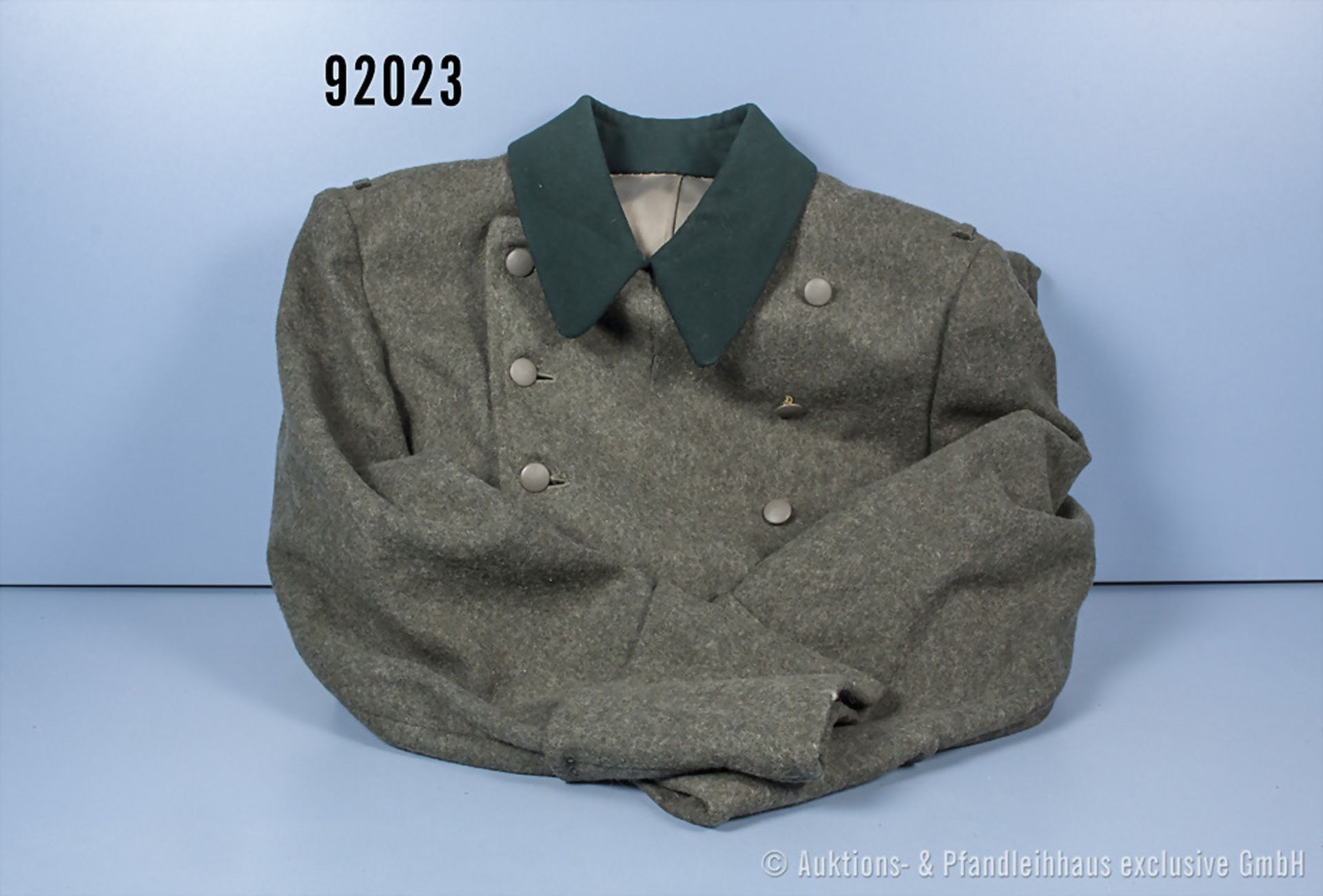Mantel eines Offiziers der Wehrmacht, ohne Schulterstücke, teilweise fehlen Knöpfe, ...
