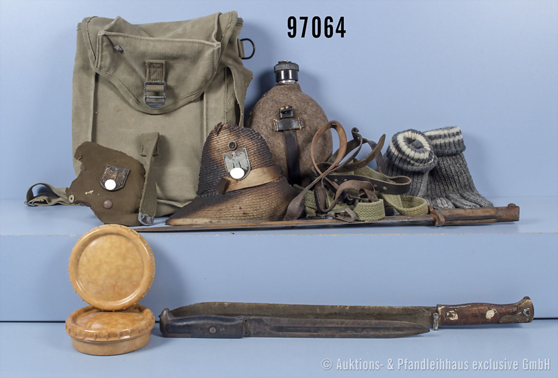 Konv. 2 Butterdosen der Wehrmacht, Feldflasche, Lederriemen, 1 Paar Handschuhe, 2 ...