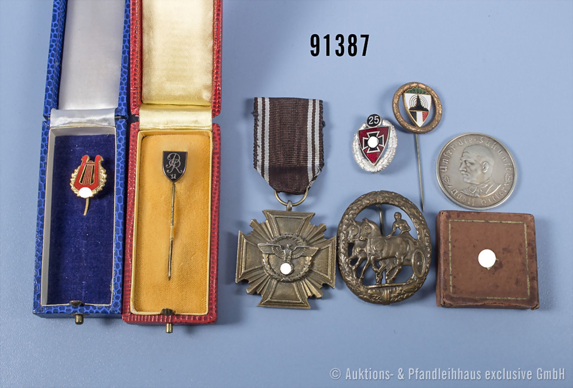 Konv. Mitgliedsabzeichen vom Reichsverband der Volksmusik und Regimentsnadel, jeweils in ...
