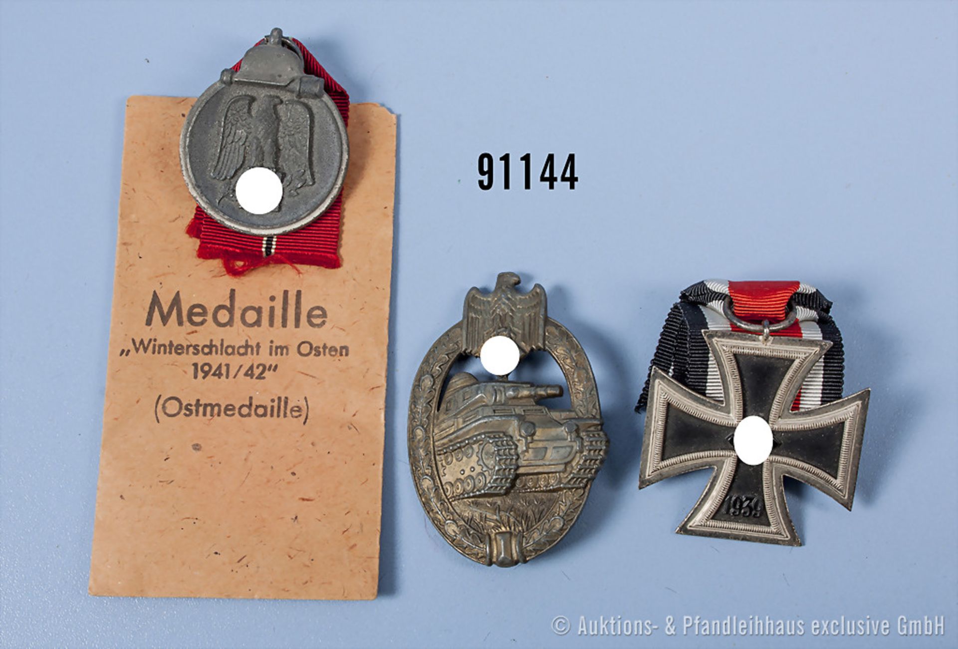 Konvolut EK2 1939 Ostmedaille mit Verleihungstüte und Panzerkampfabzeichen in Bronze, ...