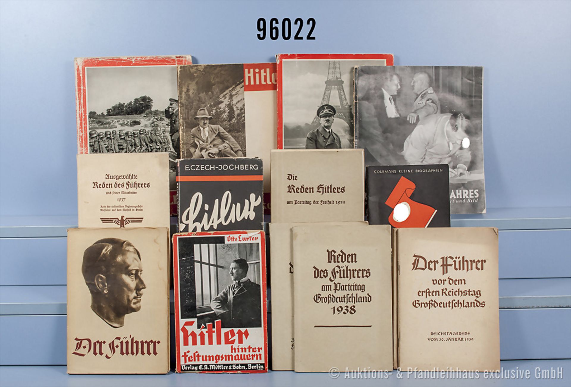 Konvolut 8 Hefte mit Reden Adolf Hitlers sowie 8 Bücher zum Thema Adolf Hitler, u.a. ...