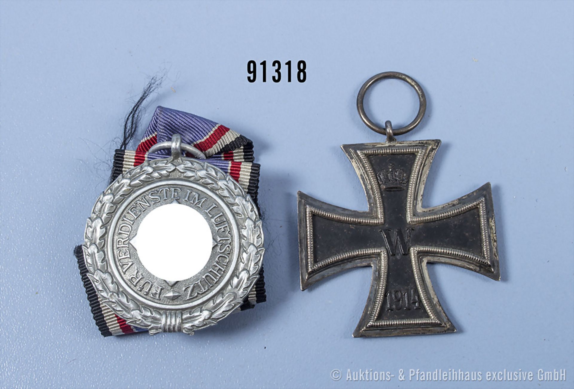 Konv. EK 2 1914 und Luftschutz-Ehrenzeichen 2. Stufe, guter Zustand, teilweise mit ...