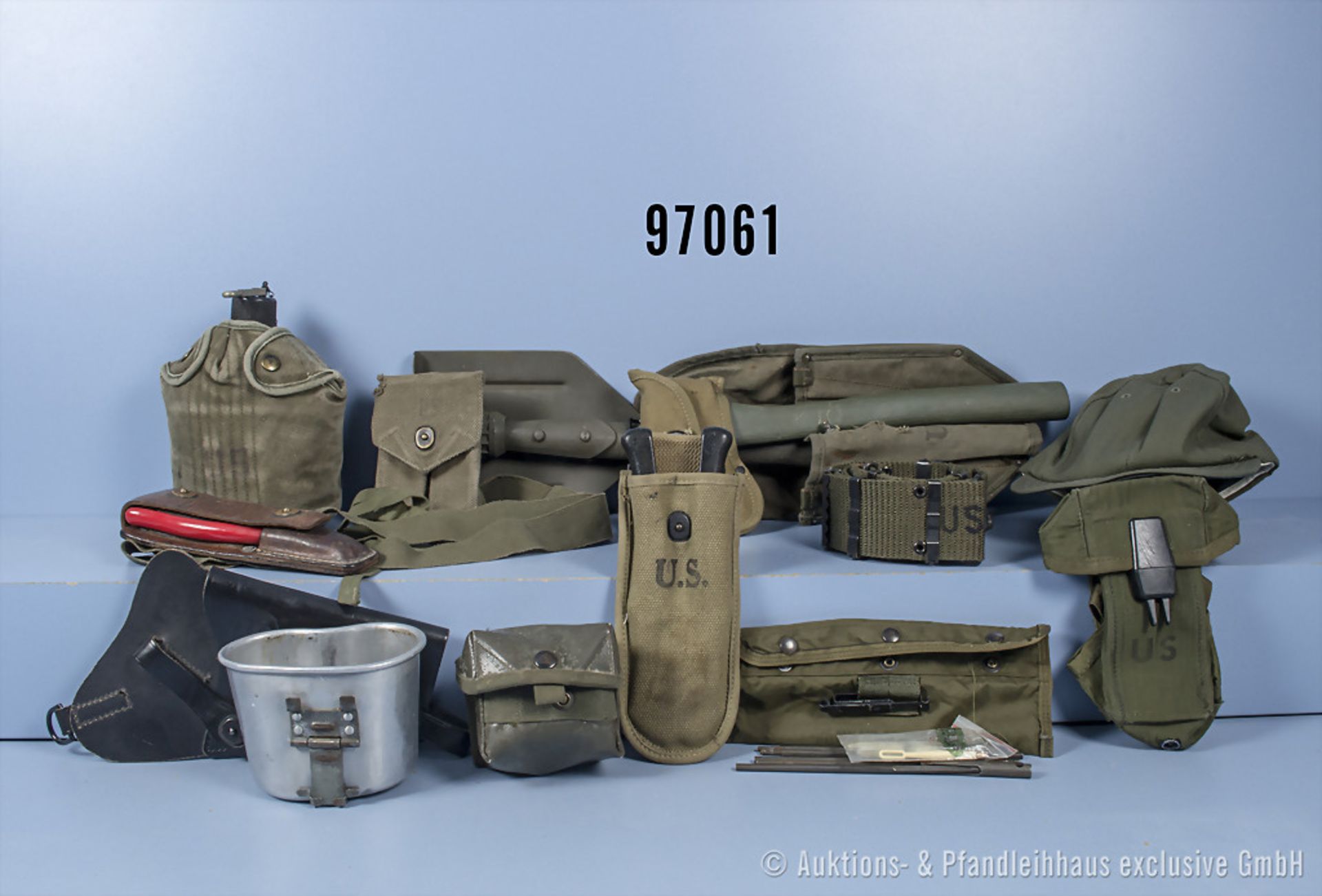 Konv. Ausrüstung US 2. WK/Vietnam, u. a. Spaten, Axt, Pistolentasche, 2 ...