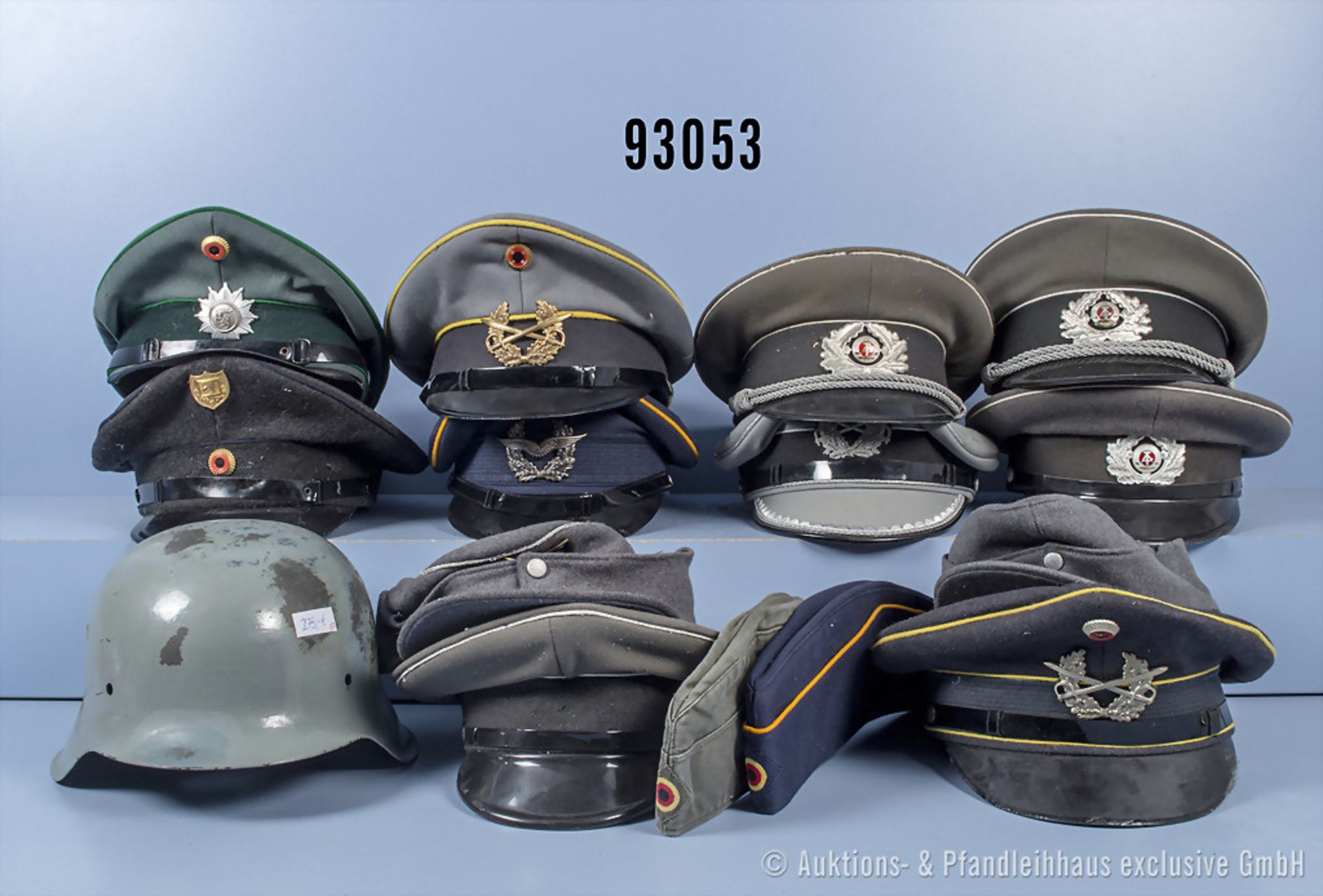 Konv. Kopfbedeckungen u.a. Stahlhelm M42 ohne Innenfutter, überlackiert, mit ...