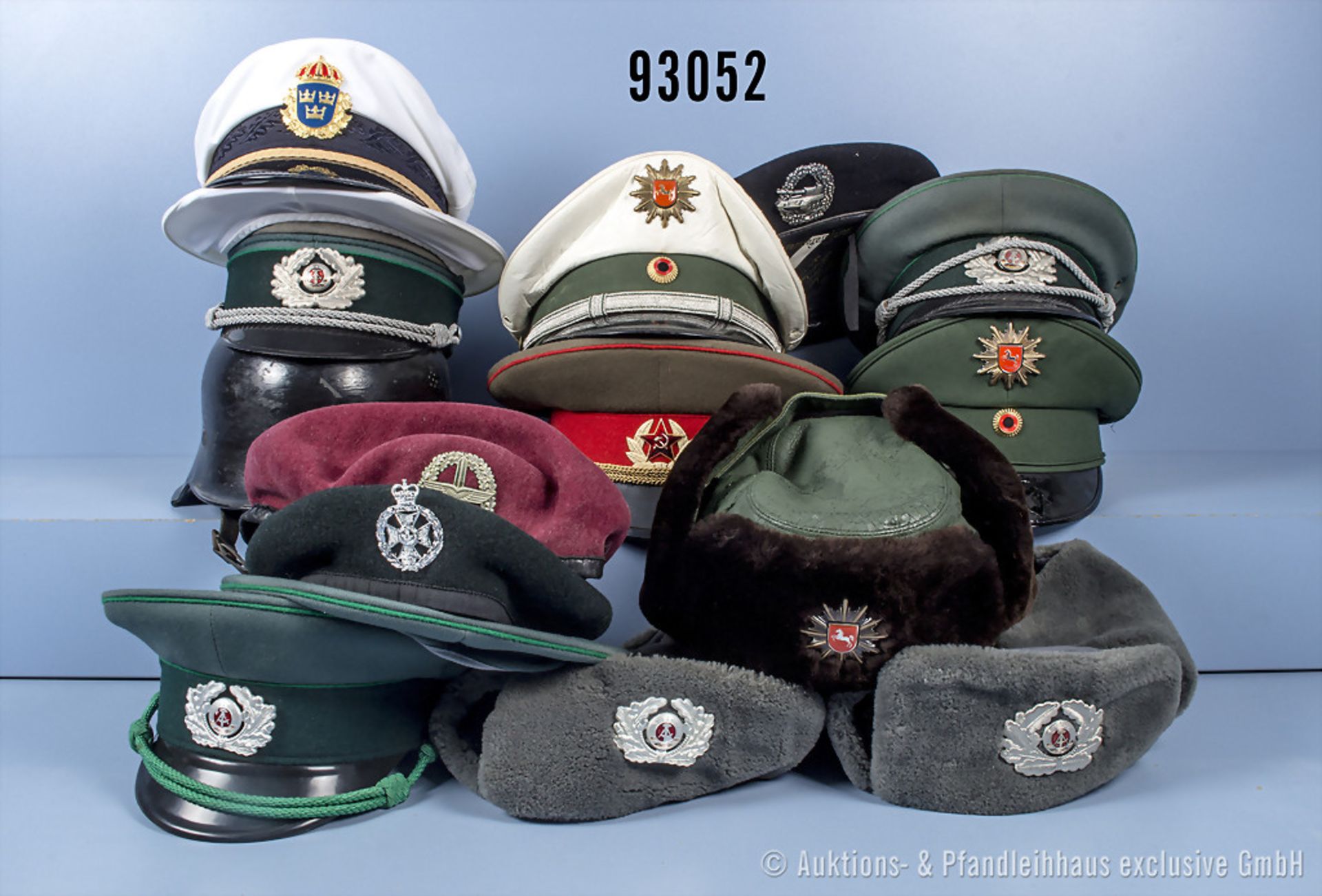 Konv. 14 Kopfbedeckungen, Feuerwehrstahlhelm M 34, 2 Pelzmützen NVA und Pelzmütze ...