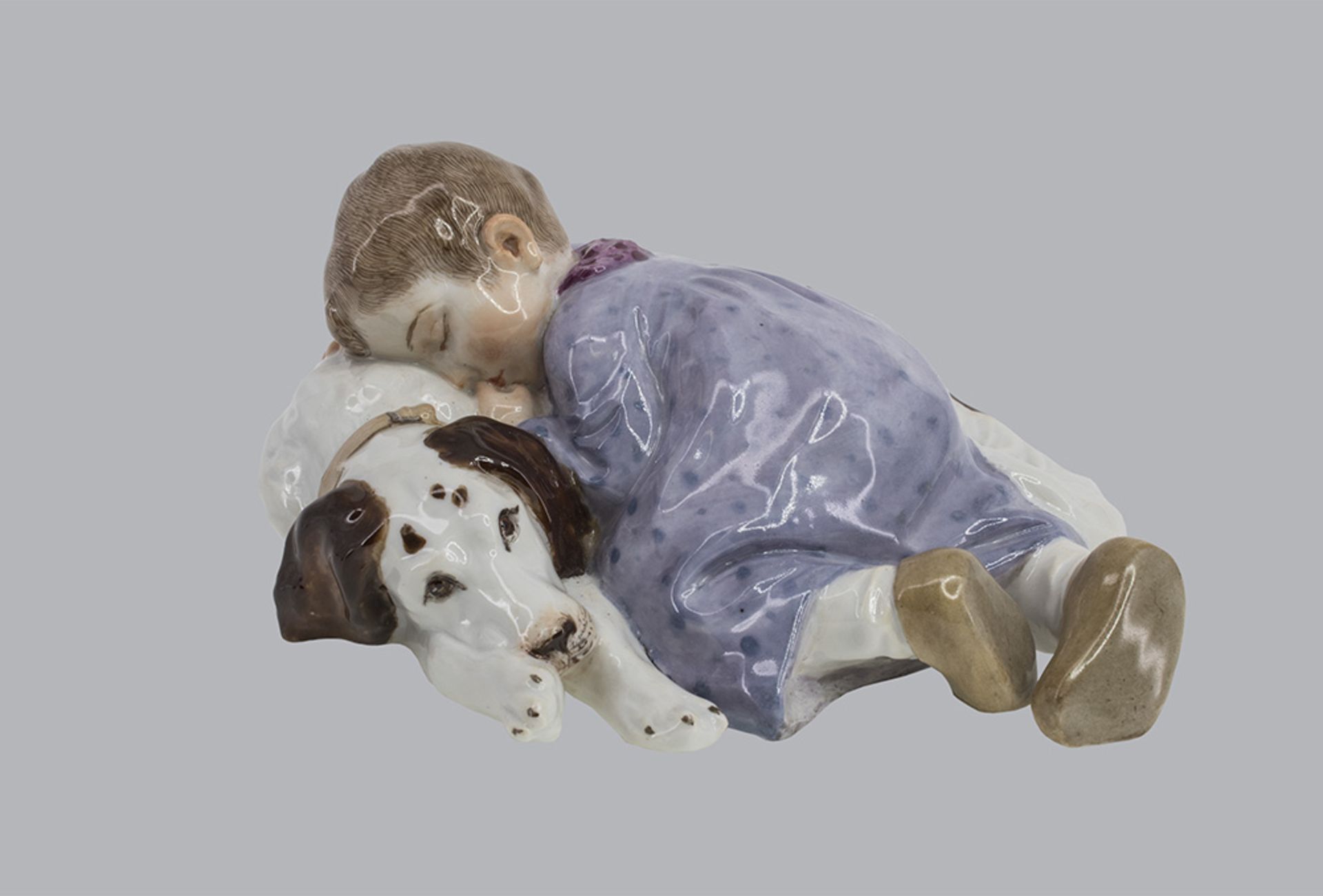 Porzellan Hentschel Kind, "Kind, auf einem liegenden Hund schlafend", Meissen, 2. Wahl, ...