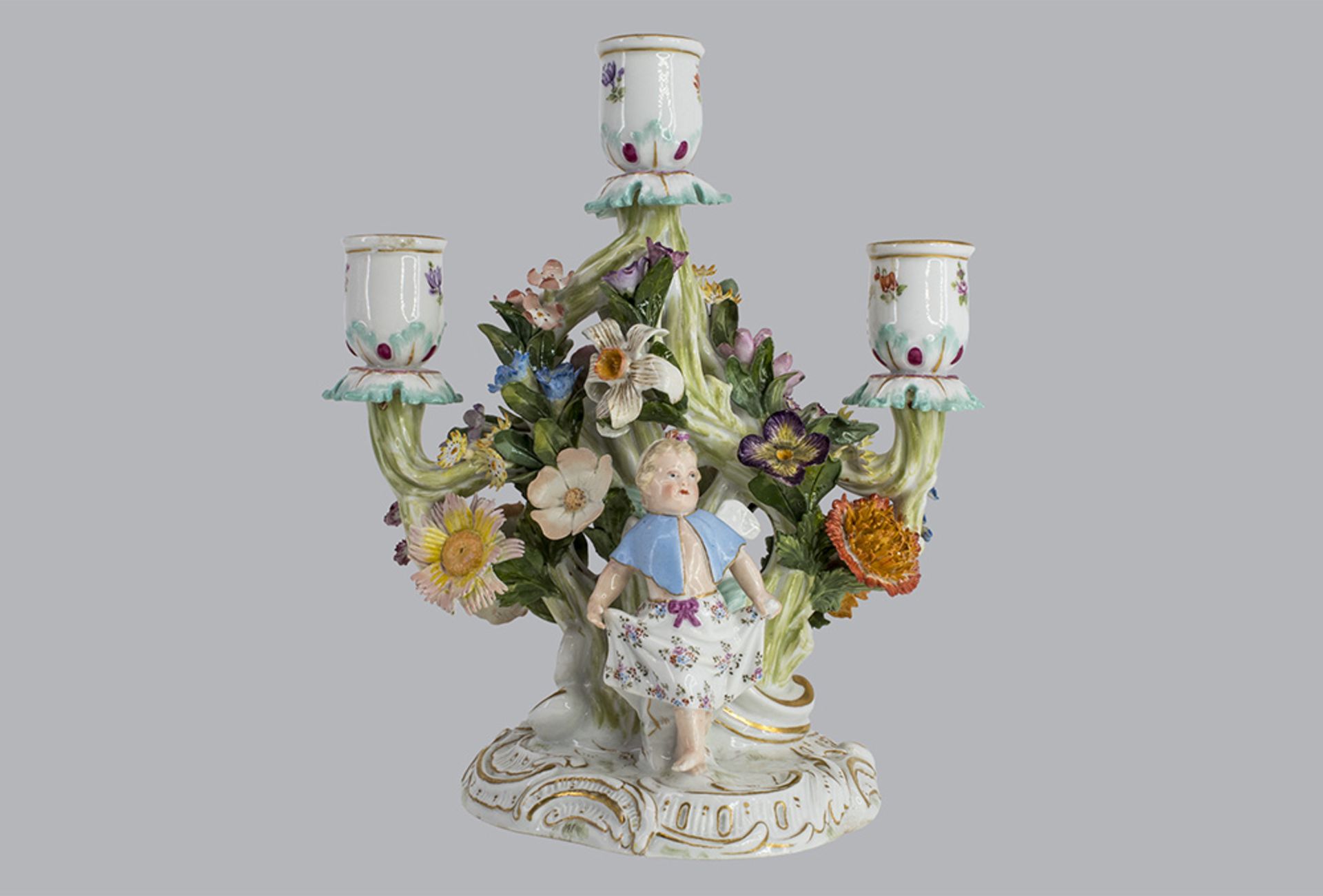 Porzellan figürlicher dreiarmiger Kerzenleuchter, Meissen, 1. Wahl, um 1900, gekreuzte ... - Bild 2 aus 3