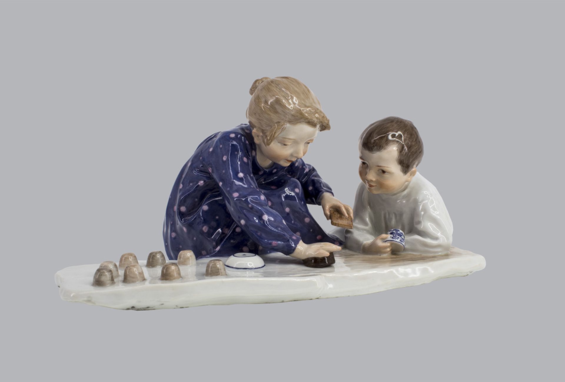 Porzellan Hentschel-Kindergruppe, "Zwei Kinder, Sandformen backend", Meissen, 1. Wahl, ...