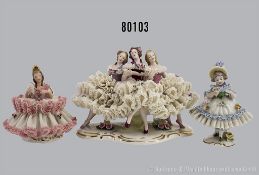 Konv. 5 Porzellan Figuren, dabei 3er Gruppe, singende Frauen sowie Blumenmädchen und ...