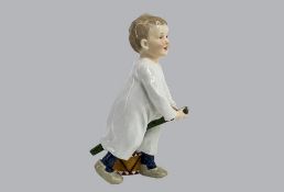Porzellan Hentschel Kind, Meissen, um 1905, "Stehendes Kind, auf einem Stecken reitend, ...
