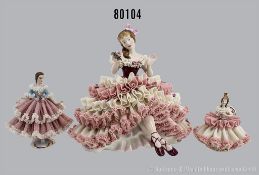 Konv. 3 Porzellan Figuren, dabei sitzende Ballerina, tanzende Ballerina und sitzende ...