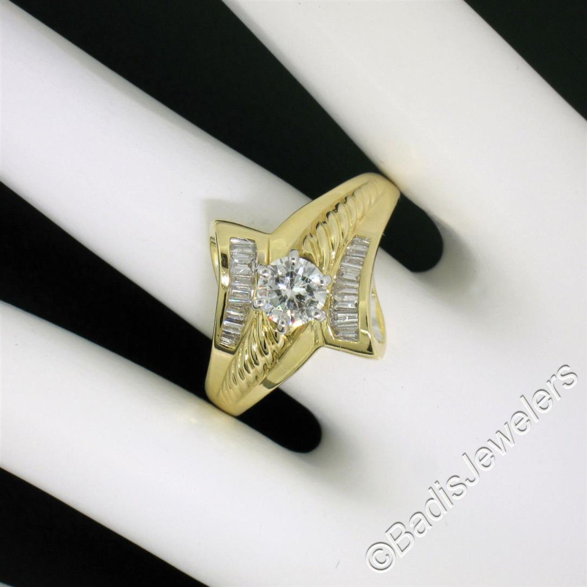 18kt Yellow and White Gold 0.90 ctw Round and Baguette Diamond Ring - Image 2 of 8